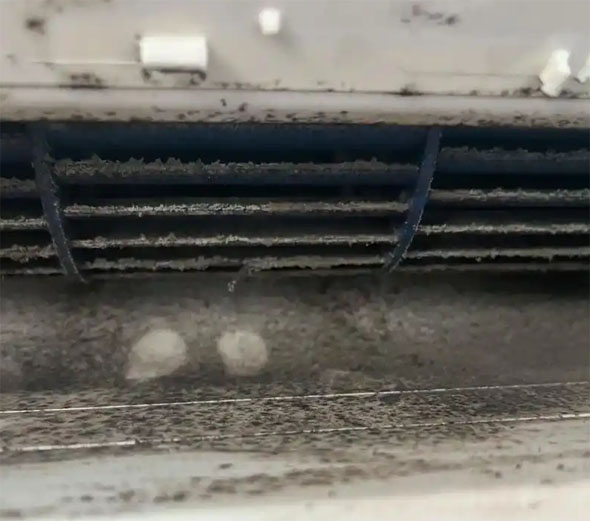 新田空调吹的风有股烧焦味是怎么回事